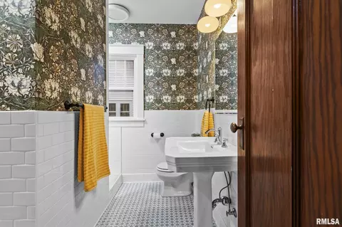 Bath - 1023 Broadway St, Lincoln, IL 62656 photo 2 of 5