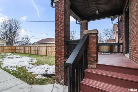 Exterior - 1023 Broadway St, Lincoln, IL 62656 photo 5 of 7