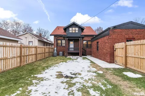 Exterior - 1023 Broadway St, Lincoln, IL 62656 photo 6 of 7