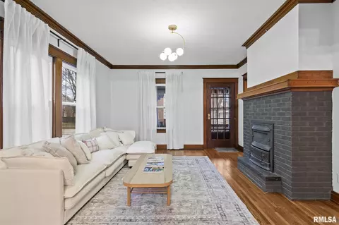 Living - 1023 Broadway St, Lincoln, IL 62656 photo 2 of 2