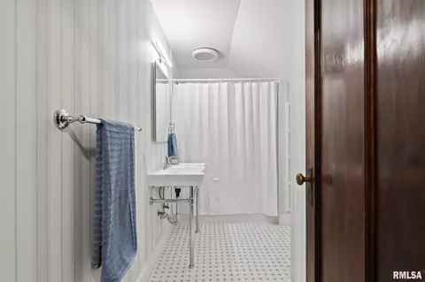 Bath - 1023 Broadway St, Lincoln, IL 62656 photo 4 of 5