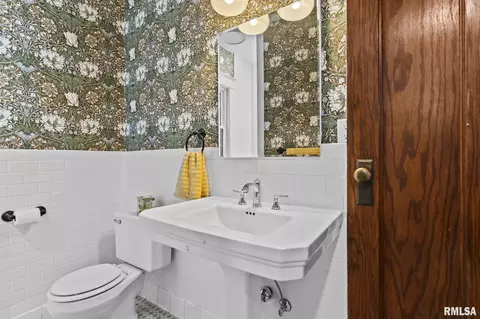 Bath - 1023 Broadway St, Lincoln, IL 62656 photo 1 of 5