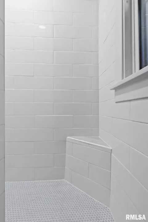 Bath - 1023 Broadway St, Lincoln, IL 62656 photo 3 of 5