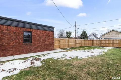 Exterior - 1023 Broadway St, Lincoln, IL 62656 photo 7 of 7