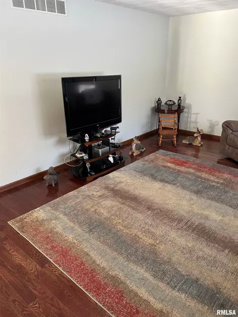 Living - 180 Etherton Ln, Springfield, IL 62712 photo 2 of 3