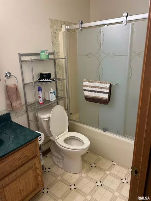 Bath - 180 Etherton Ln, Springfield, IL 62712 photo 1 of 4