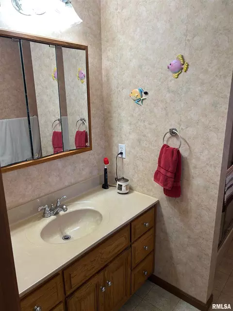 Bath - 180 Etherton Ln, Springfield, IL 62712 photo 3 of 4