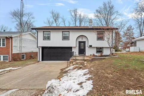 31 Glenwood Ln, Chatham, IL 62629
