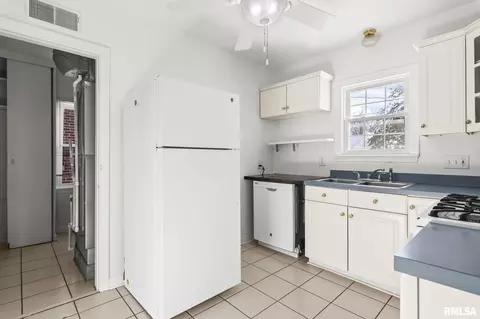 Kitchen - 1532 W Edwards St, Springfield, IL 62704 photo 2 of 3