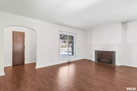 Living - 1532 W Edwards St, Springfield, IL 62704 photo 4 of 5
