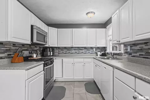 900 Griffiths Ave, Springfield, IL 62702 photo 13