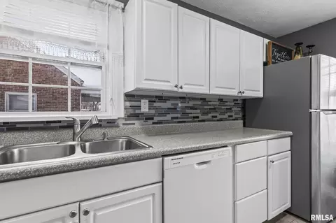 900 Griffiths Ave, Springfield, IL 62702 photo 14