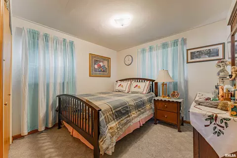 Bedroom - 526 Comet Ave, Lincoln, IL 62656 photo 3 of 7