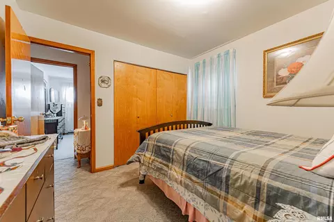 Bedroom - 526 Comet Ave, Lincoln, IL 62656 photo 4 of 7