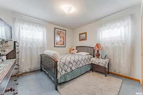 Bedroom - 526 Comet Ave, Lincoln, IL 62656 photo 5 of 7