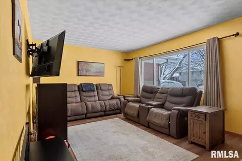 Living - 10 Royal Rd, Springfield, IL 62702 photo 2 of 4