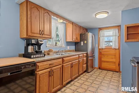 Kitchen - 10 Royal Rd, Springfield, IL 62702 photo 1 of 2