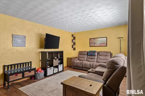 Living - 10 Royal Rd, Springfield, IL 62702 photo 1 of 4