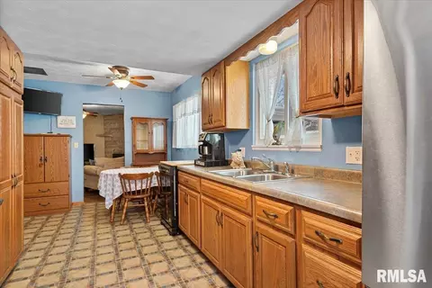 Kitchen - 10 Royal Rd, Springfield, IL 62702 photo 2 of 2