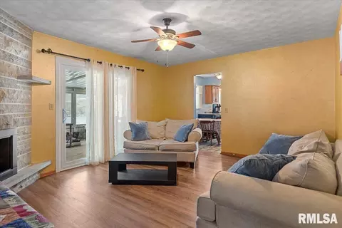 Living - 10 Royal Rd, Springfield, IL 62702 photo 3 of 4