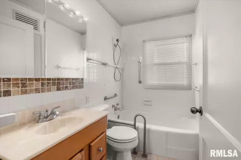 Bath - 2336 S State St, Springfield, IL 62704 photo 1 of 2
