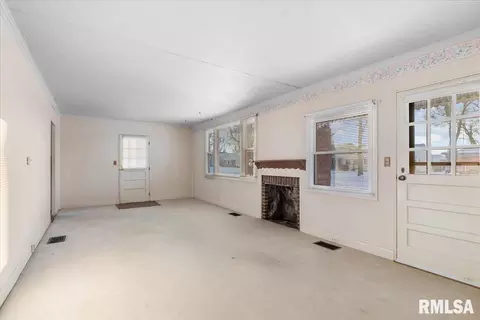 Living - 2336 S State St, Springfield, IL 62704 photo 3 of 4