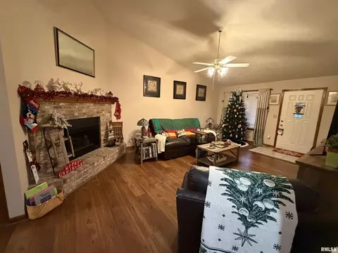 3300 Crystal Lake Dr, Springfield, IL 62711 photo 2