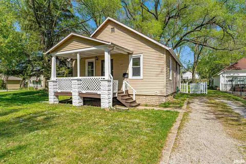 210 Palmer Ave, Lincoln, IL 62656