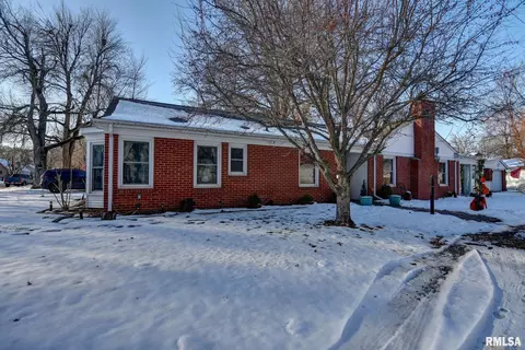1101 W Main Cross St, Taylorville, IL 62568