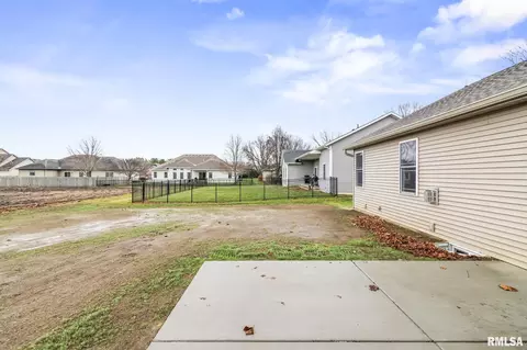 Exterior - 6200 Wind Tree Rd, Springfield, IL 62712 photo 5 of 6