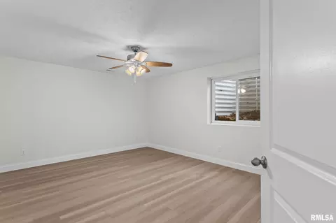 Bedroom - 6200 Wind Tree Rd, Springfield, IL 62712 photo 9 of 11
