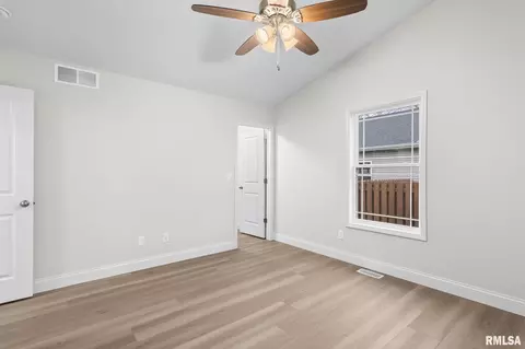 Bedroom - 6200 Wind Tree Rd, Springfield, IL 62712 photo 4 of 11