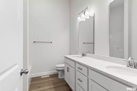 Bath - 6200 Wind Tree Rd, Springfield, IL 62712 photo 1 of 2