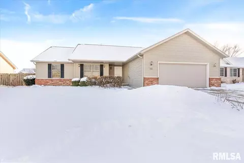 312 Garvey Ln, Chatham, IL 62629