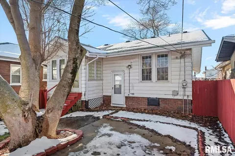 Exterior - 2036 S 4th St, Springfield, IL 62703 photo 4 of 6