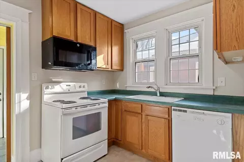 Kitchen - 2036 S 4th St, Springfield, IL 62703 photo 1 of 2