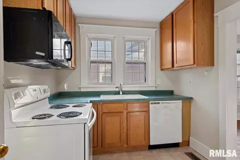 Kitchen - 2036 S 4th St, Springfield, IL 62703 photo 2 of 2