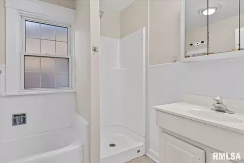 Bath - 2036 S 4th St, Springfield, IL 62703 photo 1 of 2