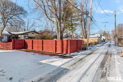 Exterior - 2036 S 4th St, Springfield, IL 62703 photo 6 of 6