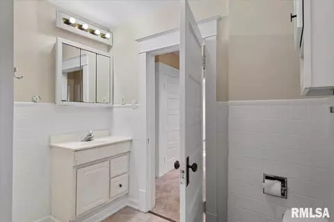 Bath - 2036 S 4th St, Springfield, IL 62703 photo 2 of 2