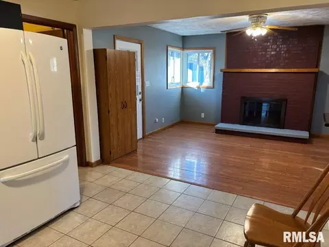 Living - 3625 Sheffield Rd, Springfield, IL 62703 photo 2 of 3
