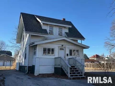 938 N Charles St, Carlinville, IL 62626