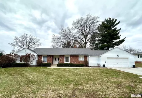 5 Book Ln, Jacksonville, IL 62650