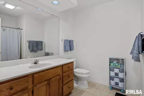 Bath - 2520 Argonne Ave, Springfield, IL 62704 photo 2 of 3