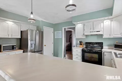 Kitchen - 2520 Argonne Ave, Springfield, IL 62704 photo 5 of 6