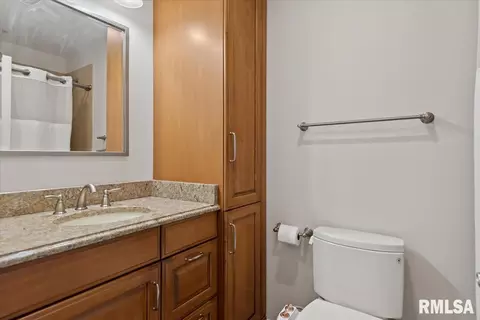 Bath - 2308 Westview Dr, Springfield, IL 62704 photo 1 of 2