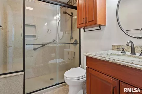 Bath - 2308 Westview Dr, Springfield, IL 62704 photo 2 of 2