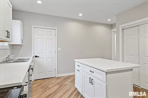 Entry Way - 1022 N Walnut St, Springfield, IL 62702 photo 4 of 5