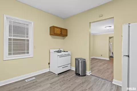 Entry Way - 631 W Edwards St, Springfield, IL 62704 photo 4 of 5