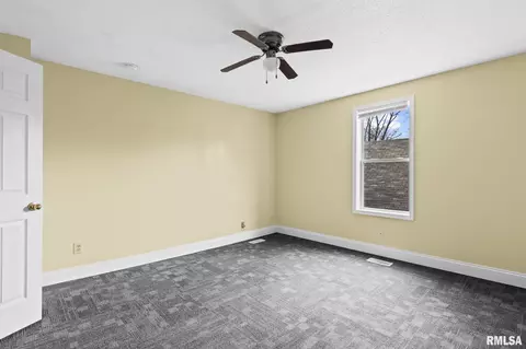 Bedroom - 631 W Edwards St, Springfield, IL 62704 photo 5 of 10